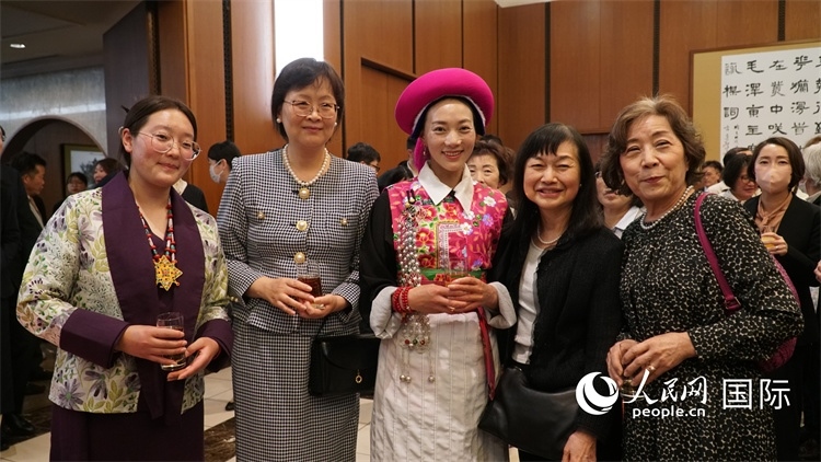 來賓與茨姆等人熱烈交流并合影留念。人民網(wǎng) 蔣曉辰攝