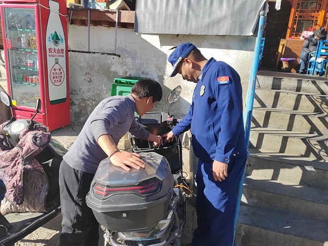 拉薩市消防救援支隊組織開展電動自行車消防安全檢查工作。受訪者供圖
