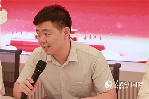 中國駐里約總領(lǐng)館領(lǐng)僑處處長齊冀在座談會上致辭。人民網(wǎng)記者 陳海琪攝