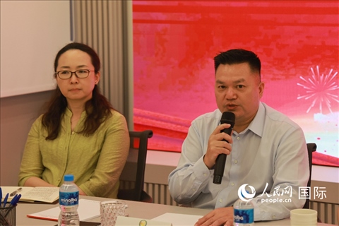 巴西和統(tǒng)會會長張小春（右）在座談會上致辭。人民網(wǎng)記者 陳海琪攝