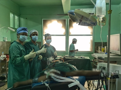 蔣國(guó)慶醫(yī)生（左）和當(dāng)?shù)蒯t(yī)生慶祝手術(shù)成功。中國(guó)援桑醫(yī)療隊(duì)供圖