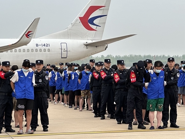中國(guó)籍涉賭詐違法犯罪嫌疑人從柬埔寨被押解回國(guó)。人民網(wǎng)記者 郝萍攝