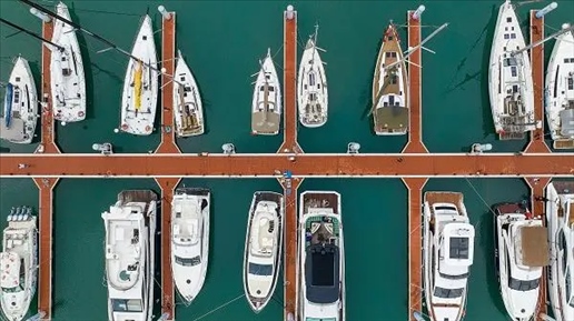 △超250艘船艇亮相第四屆消博會游艇展。