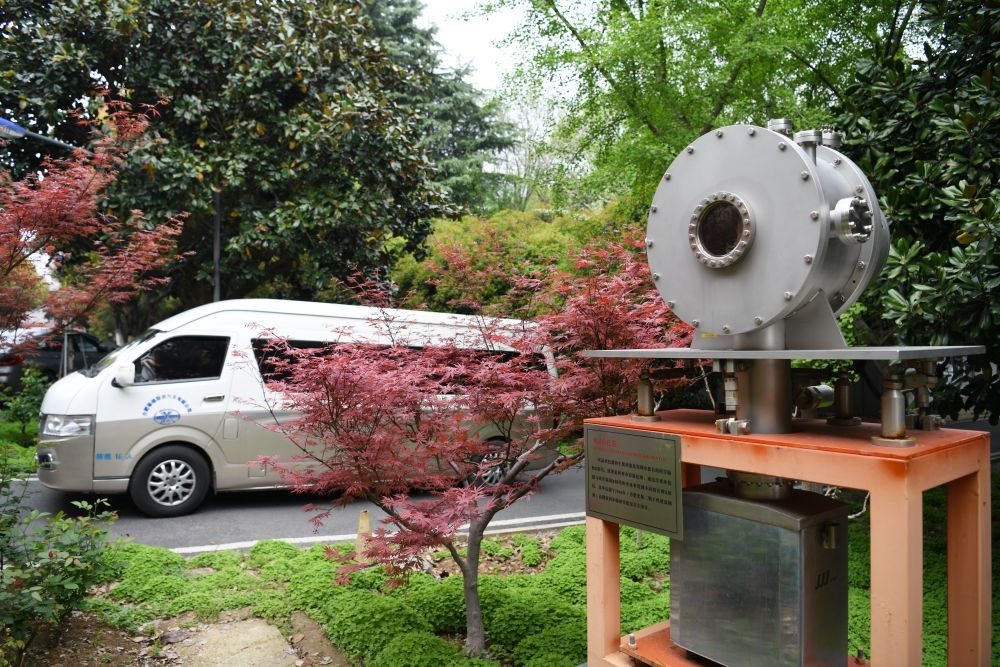 2024年4月6日，在位于安徽合肥的中國科學(xué)技術(shù)大學(xué)，自主研制的原位實驗裝置準(zhǔn)備運往上海光源開展實驗。