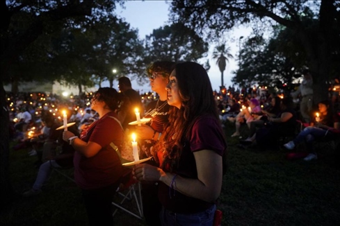 2023年5月24日，在美國得克薩斯州小城尤瓦爾迪，人們參加守夜儀式悼念校園槍擊遇害者。新華社記者吳曉凌攝