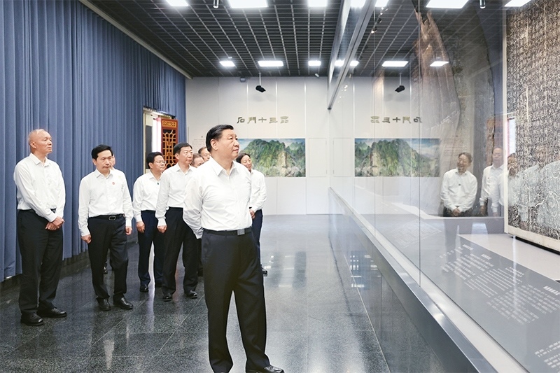 2023年7月29日，中共中央總書記、國家主席、中央軍委主席習(xí)近平在四川考察結(jié)束返京途中，來到陜西省漢中市考察。這是習(xí)近平參觀漢中市博物館有關(guān)歷史文物展陳。 新華社記者 鞠鵬/攝