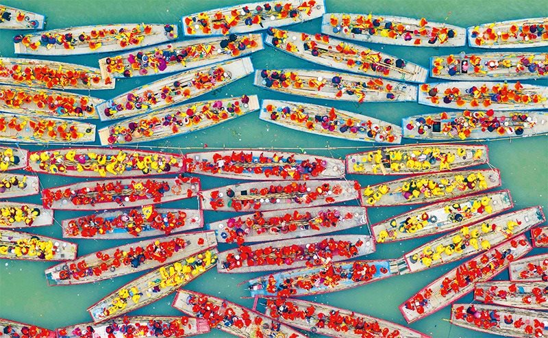 溱潼會船由南宋相沿至今，歷經(jīng)數(shù)百年傳承，被列入國家級非物質(zhì)文化遺產(chǎn)名錄。圖為2024年4月6日在江蘇省泰州市姜堰區(qū)溱湖國家濕地公園參加會船表演的船只。 新華社發(fā) 湯德宏/攝