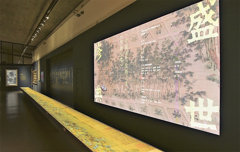 “中國歷代繪畫大系”，是習(xí)近平總書記親自批準(zhǔn)、高度重視的一項規(guī)模浩大、縱貫歷史、橫跨中外的國家級重大文化工程。圖為中國國家版本館杭州分館展示的“盛世修典——‘中國歷代繪畫大系’”收錄的數(shù)字化古畫（2023年5月31日攝）。 新華社記者 翁忻旸/攝