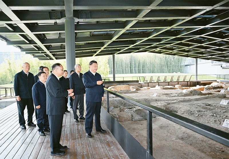 2023年10月10日至13日，中共中央總書記、國家主席、中央軍委主席習(xí)近平在江西考察。這是11日上午，習(xí)近平在景德鎮(zhèn)市陶陽里歷史文化街區(qū)南麓遺址考察。 新華社記者 謝環(huán)馳/攝