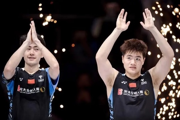 4月14日，梁偉鏗（右）/王昶在頒獎(jiǎng)儀式上。 新華社記者 江漢攝