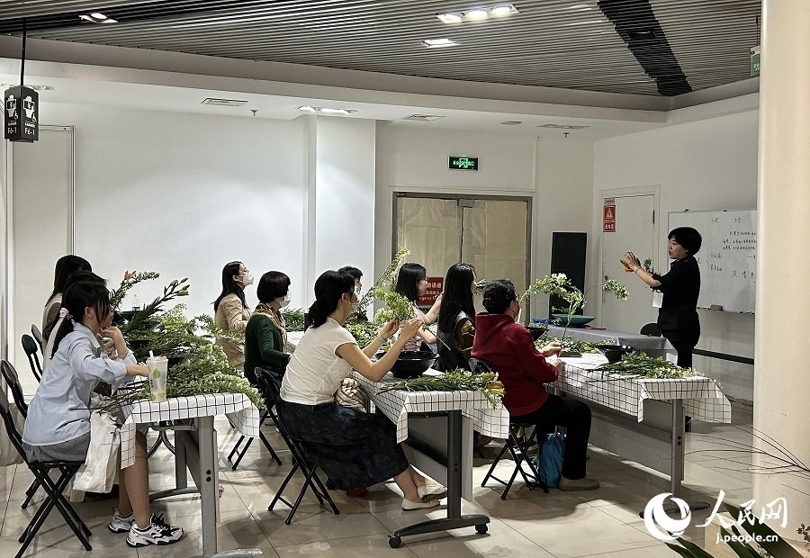 插花體驗(yàn)課。人民網(wǎng) 玄番登史江攝