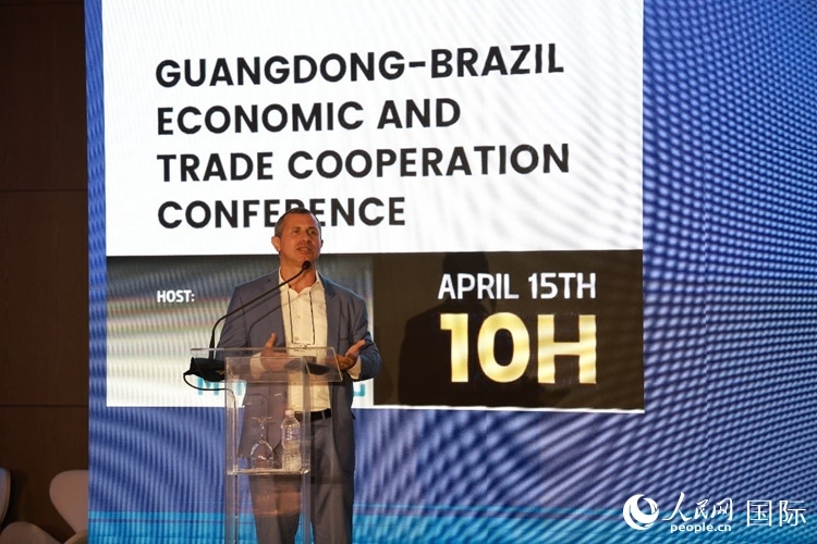 巴西里約州能源和海洋經(jīng)濟(jì)部國務(wù)秘書費(fèi)利佩·佩肖托在推介會上致辭。人民網(wǎng)記者 陳海琪攝