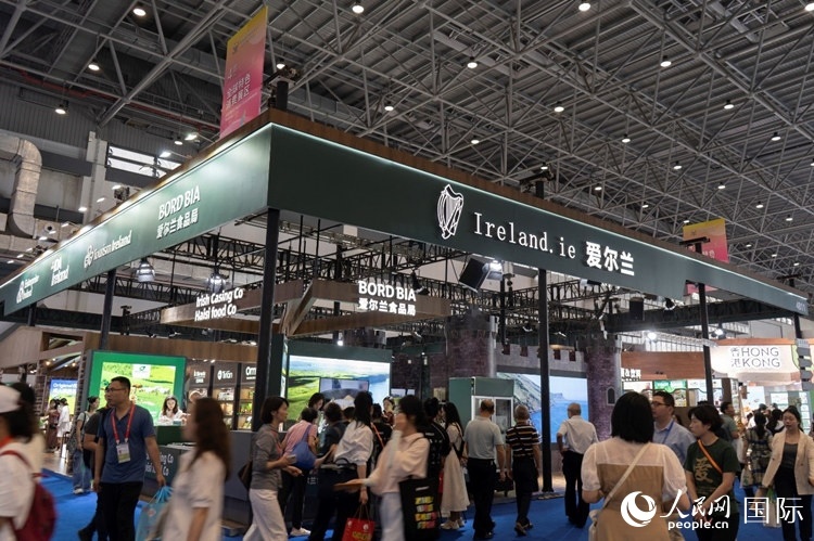第四屆中國(guó)國(guó)際消費(fèi)品博覽會(huì)愛(ài)爾蘭國(guó)家館。人民網(wǎng) 常沙攝