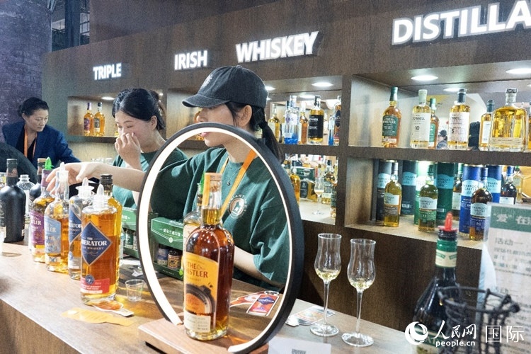 第四屆中國(guó)國(guó)際消費(fèi)品博覽會(huì)愛(ài)爾蘭國(guó)家館內(nèi)的參展商。人民網(wǎng) 常沙攝