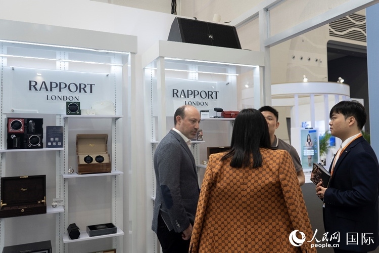 客商在第四屆中國(guó)國(guó)際消費(fèi)品博覽會(huì)英國(guó)國(guó)家館內(nèi)交談。人民網(wǎng) 常沙攝