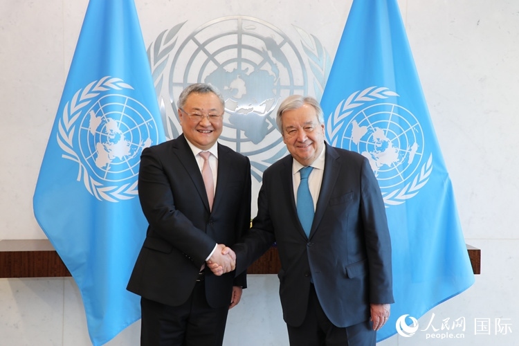 4月16日，中國新任常駐聯(lián)合國代表、特命全權(quán)大使傅聰在紐約聯(lián)合國總部向聯(lián)合國秘書長古特雷斯遞交了全權(quán)證書。 人民網(wǎng)記者 李志偉攝