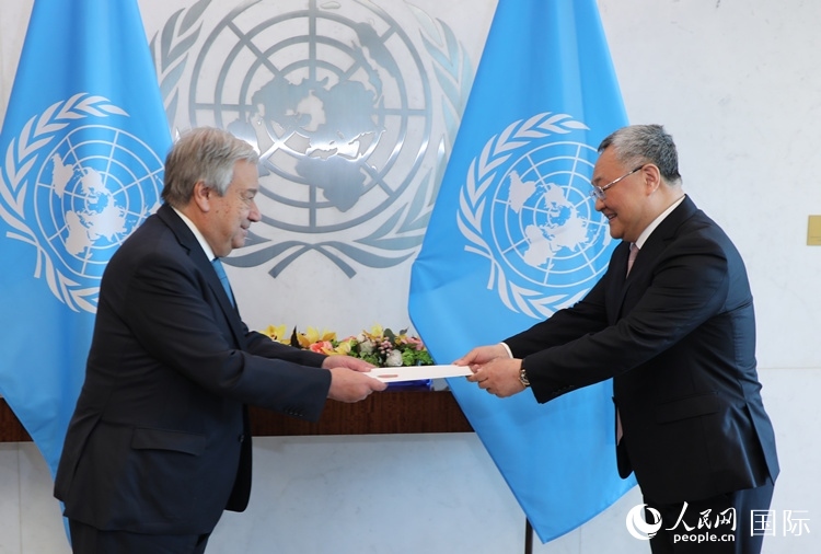 4月16日，中國新任常駐聯(lián)合國代表、特命全權(quán)大使傅聰在紐約聯(lián)合國總部向聯(lián)合國秘書長古特雷斯遞交了全權(quán)證書。 人民網(wǎng)記者 李志偉攝