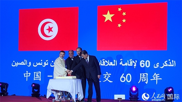 與會(huì)嘉賓共同切紀(jì)念蛋糕，從左至右分別為突尼斯國家旅游局局長(zhǎng)侯賽因、突尼斯駐華大使阿迪勒·阿拉比、外交部副部長(zhǎng)鄧勵(lì)、中國人民對(duì)外友好協(xié)會(huì)副會(huì)長(zhǎng)李?？Ｈ嗣窬W(wǎng)記者 萬宇攝