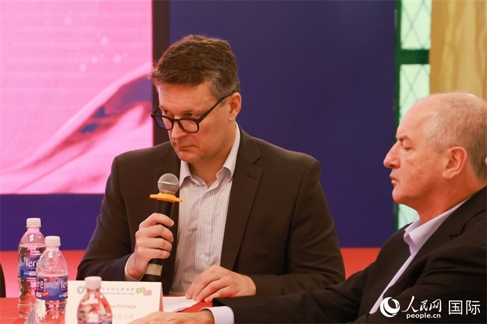 中巴友好協(xié)會主席恩里克·諾布雷加（左）在座談會上致辭。人民網(wǎng)記者 陳海琪攝