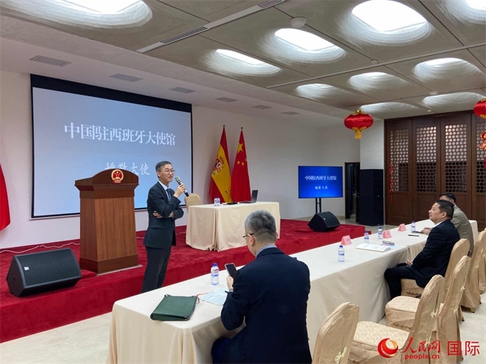 中國駐西班牙大使姚敬在僑界法治講座上致辭。人民網(wǎng)記者 范劍青攝