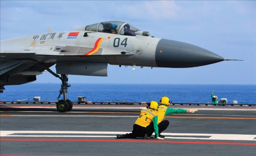 遼寧艦起飛助理作出放飛手勢，殲-15艦載戰(zhàn)斗機起飛（2020年4月攝）。張凱攝