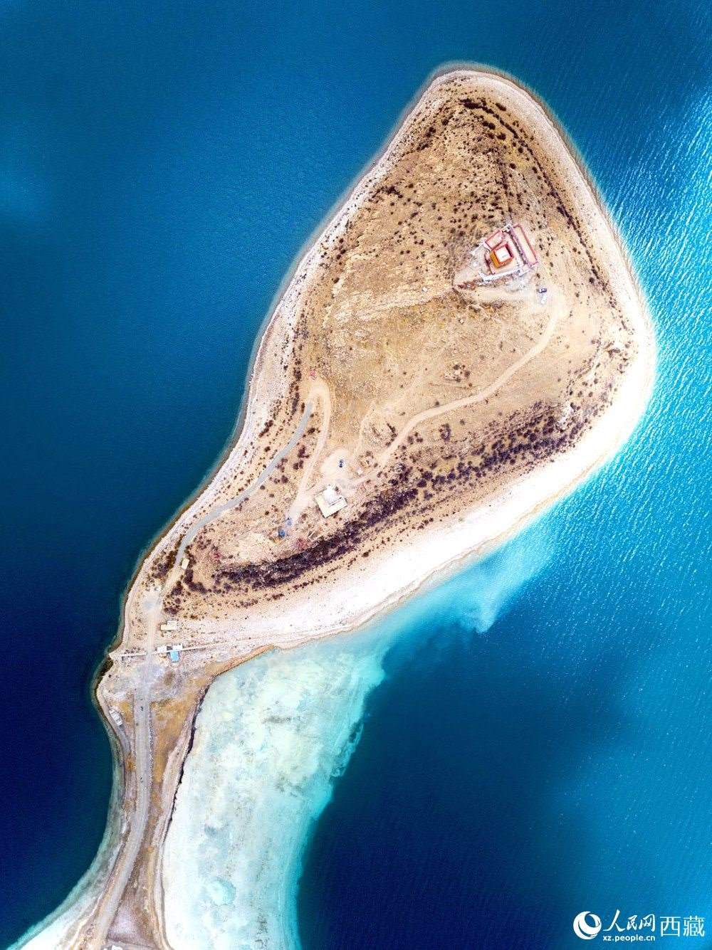 無(wú)人機(jī)視角下的西藏羊卓雍錯(cuò)日托寺風(fēng)光。人民網(wǎng)記者 次仁羅布攝