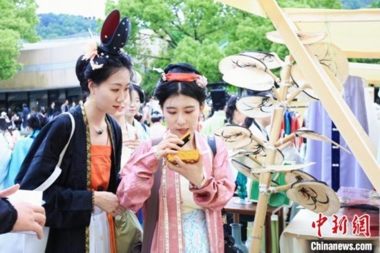 漢服愛好者逛集市。中國(guó)絲綢博物館 供圖