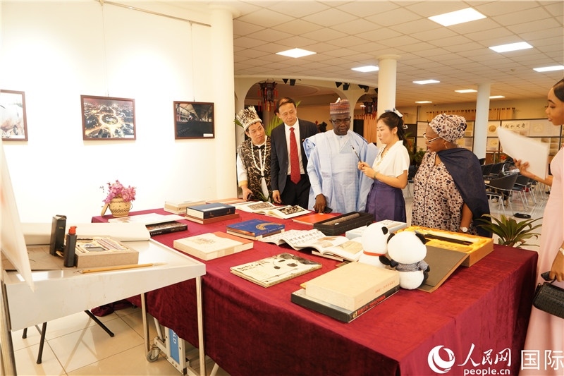 來(lái)賓參觀“文房四寶”及書(shū)法作品典籍 人民網(wǎng)記者姜宣攝