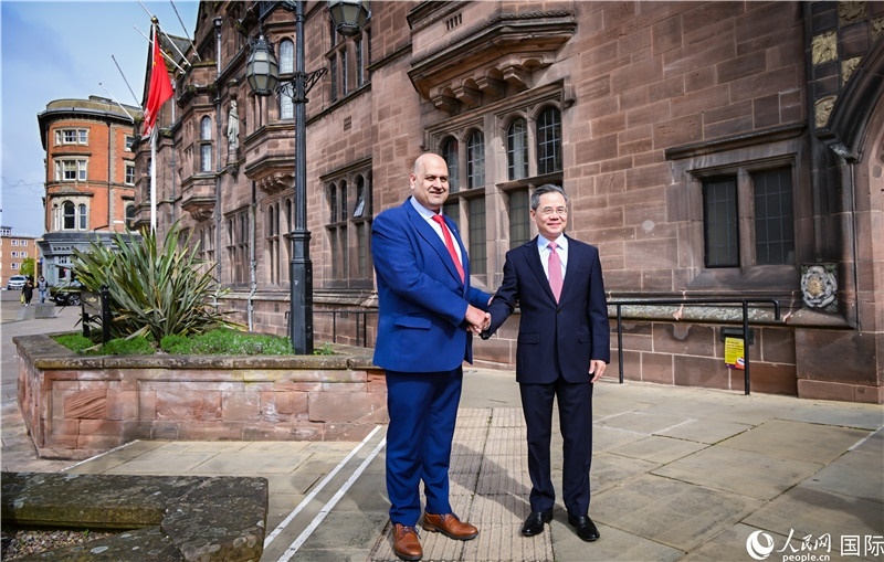 圖為中國駐英國大使鄭澤光在考文垂市政廳會見現(xiàn)場。人民網(wǎng) 郭錦標攝