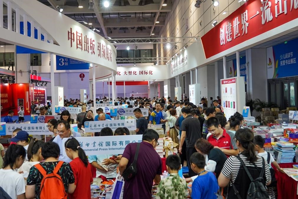 2023年7月31日，在第31屆全國圖書交易博覽會(huì)上，讀者在閱覽選購新書。新華社記者 朱崢 攝