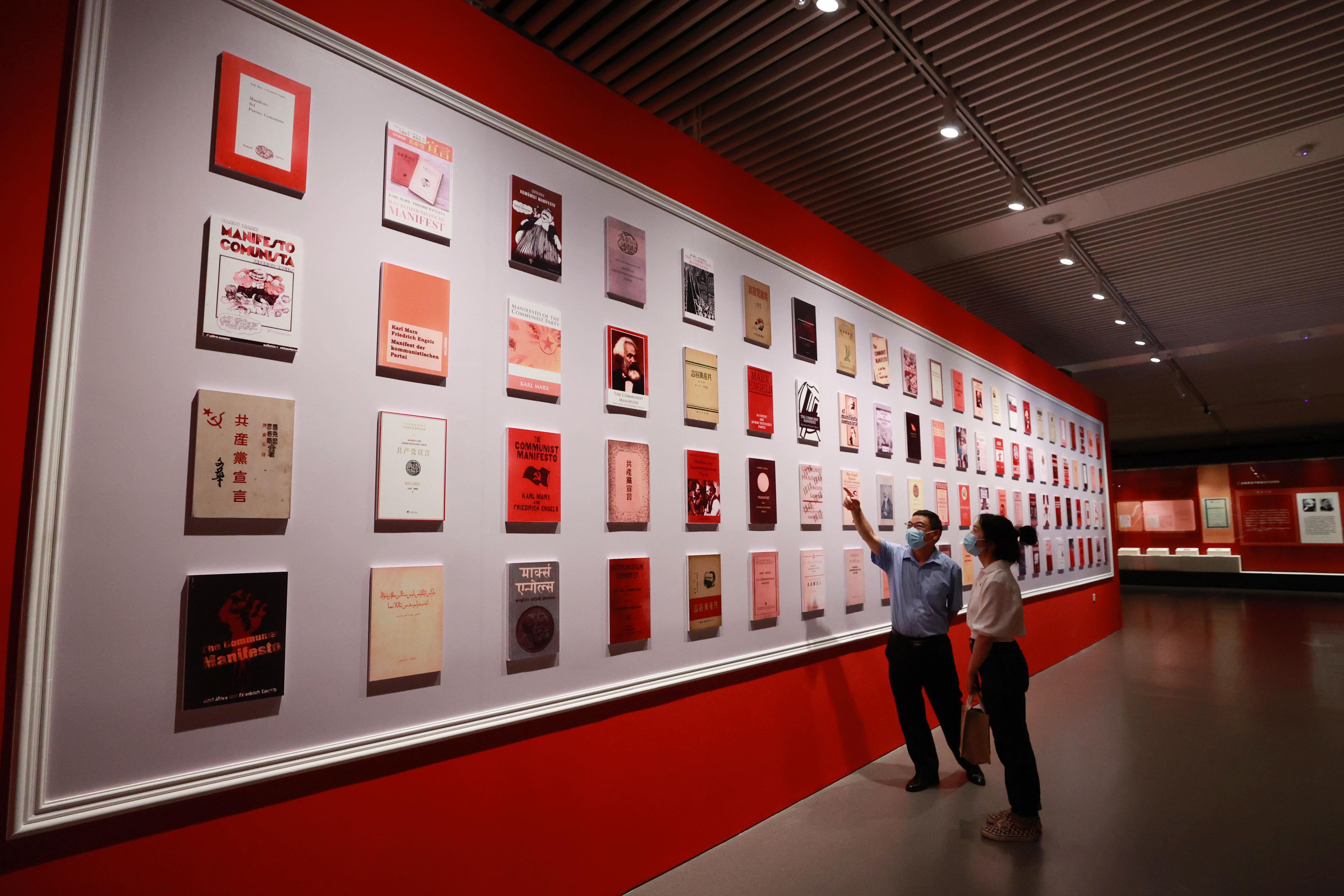 △2021年8月5日，觀眾在國家圖書館觀看不同版本的《共產(chǎn)黨宣言》。