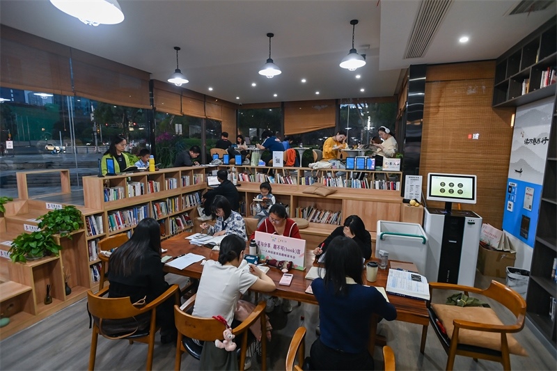 4月22日，讀者在重慶一家24小時城市智慧書房中閱讀。圖片來源：視覺中國