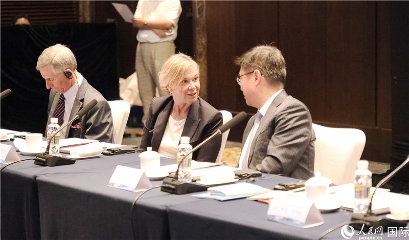 宣介會(huì)上，中外官員親切交談。人民網(wǎng)記者趙益普攝