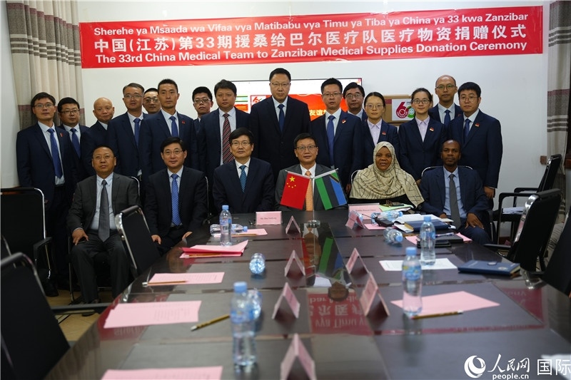 中非雙方代表及醫(yī)療隊(duì)在捐贈(zèng)現(xiàn)場合影。中國援桑醫(yī)療隊(duì)供圖