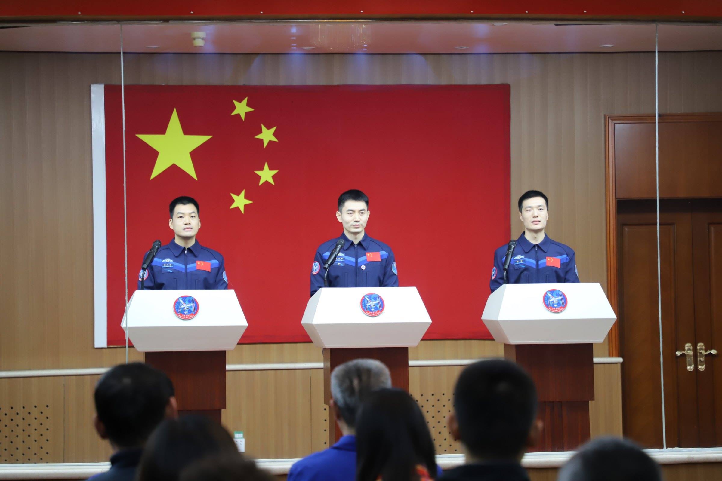 神舟十八號航天員與中外媒體記者集體見面。人民網記者 黃帆攝