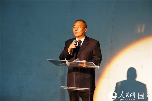 四川省文化和旅游廳副廳長王成平在活動(dòng)現(xiàn)場(chǎng)進(jìn)行旅游推介。人民網(wǎng)記者 陳海琪攝