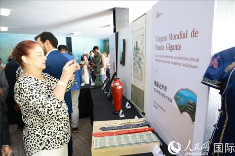 巴西民眾在活動(dòng)現(xiàn)場(chǎng)在四川非遺前駐足觀看。人民網(wǎng)記者 陳海琪攝