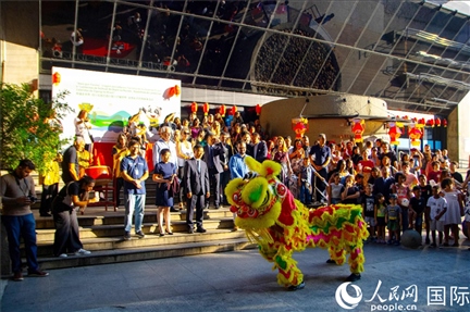 巴西民眾在里約天文館前觀看舞獅表演。四川省文化和旅游廳供圖。