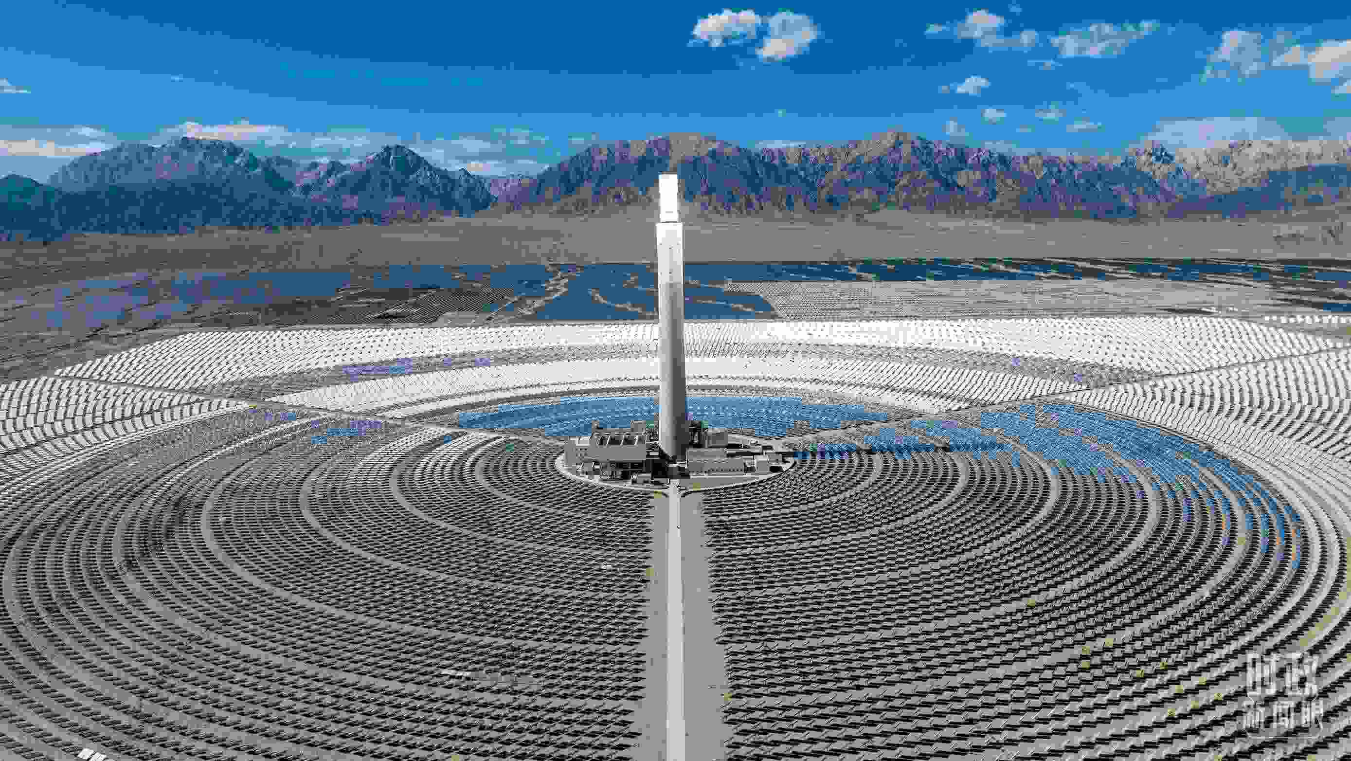 △青海海西德令哈塔式熔鹽儲(chǔ)能光熱發(fā)電廠。（圖/視覺中國(guó)）