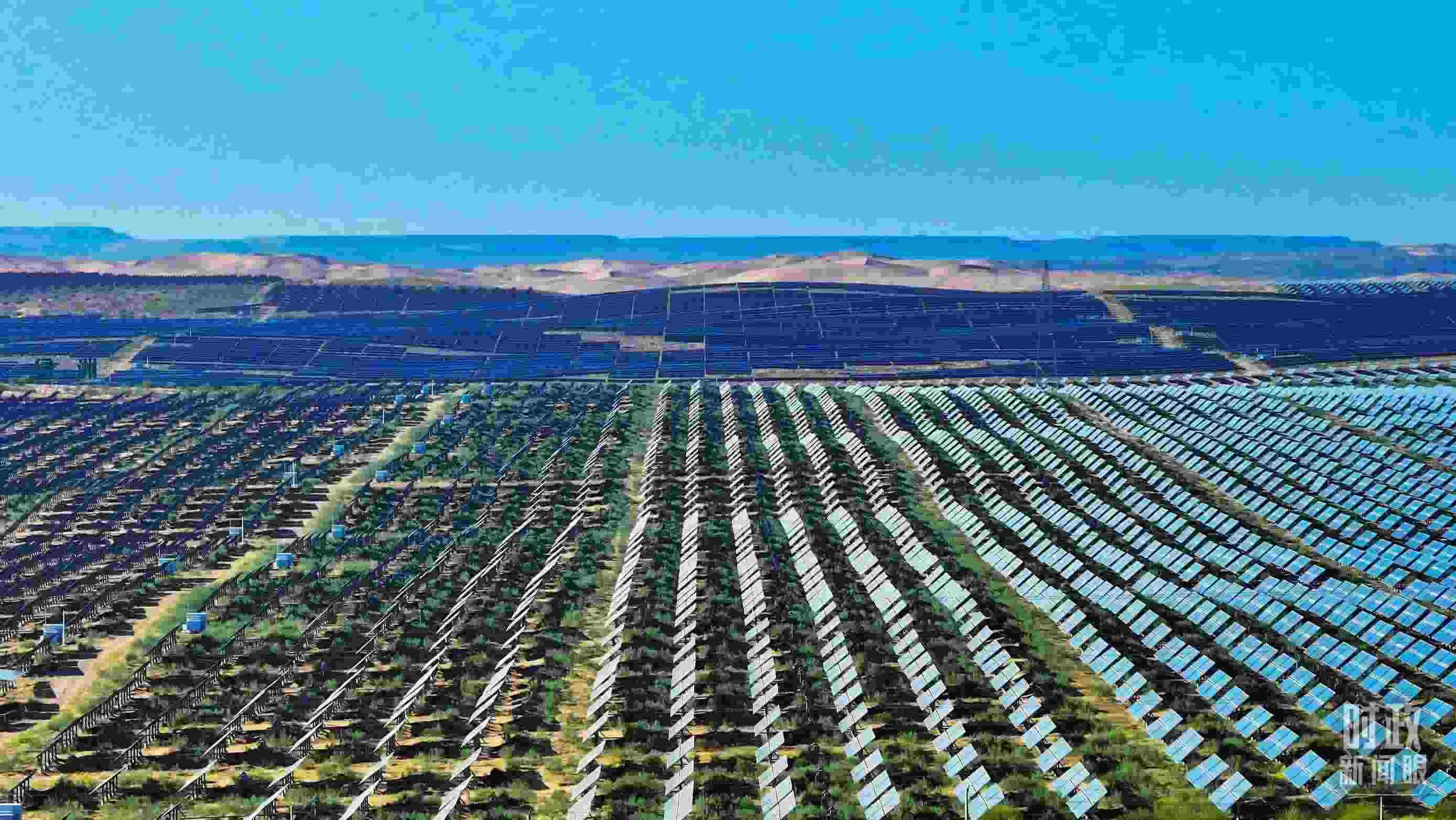 △內(nèi)蒙古鄂爾多斯，庫布其沙漠新能源基地。（圖/視覺中國(guó)）