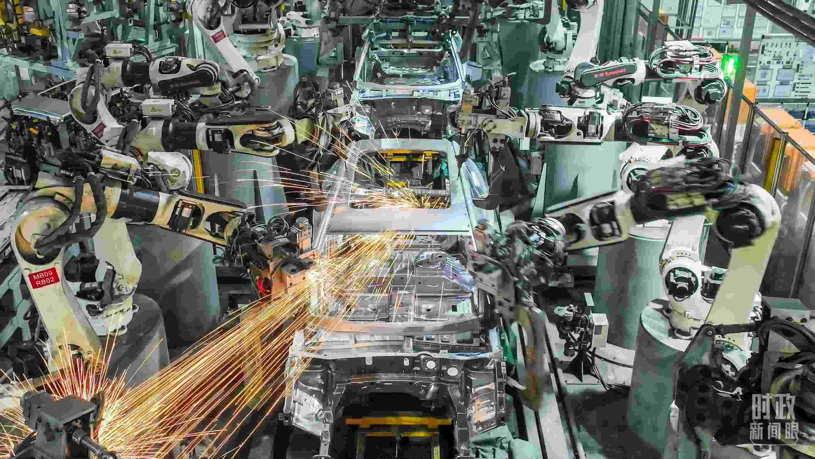  △2024年4月，重慶兩江新區(qū)的一家汽車制造企業(yè)，生產(chǎn)一派繁忙。（圖/視覺中國(guó)）