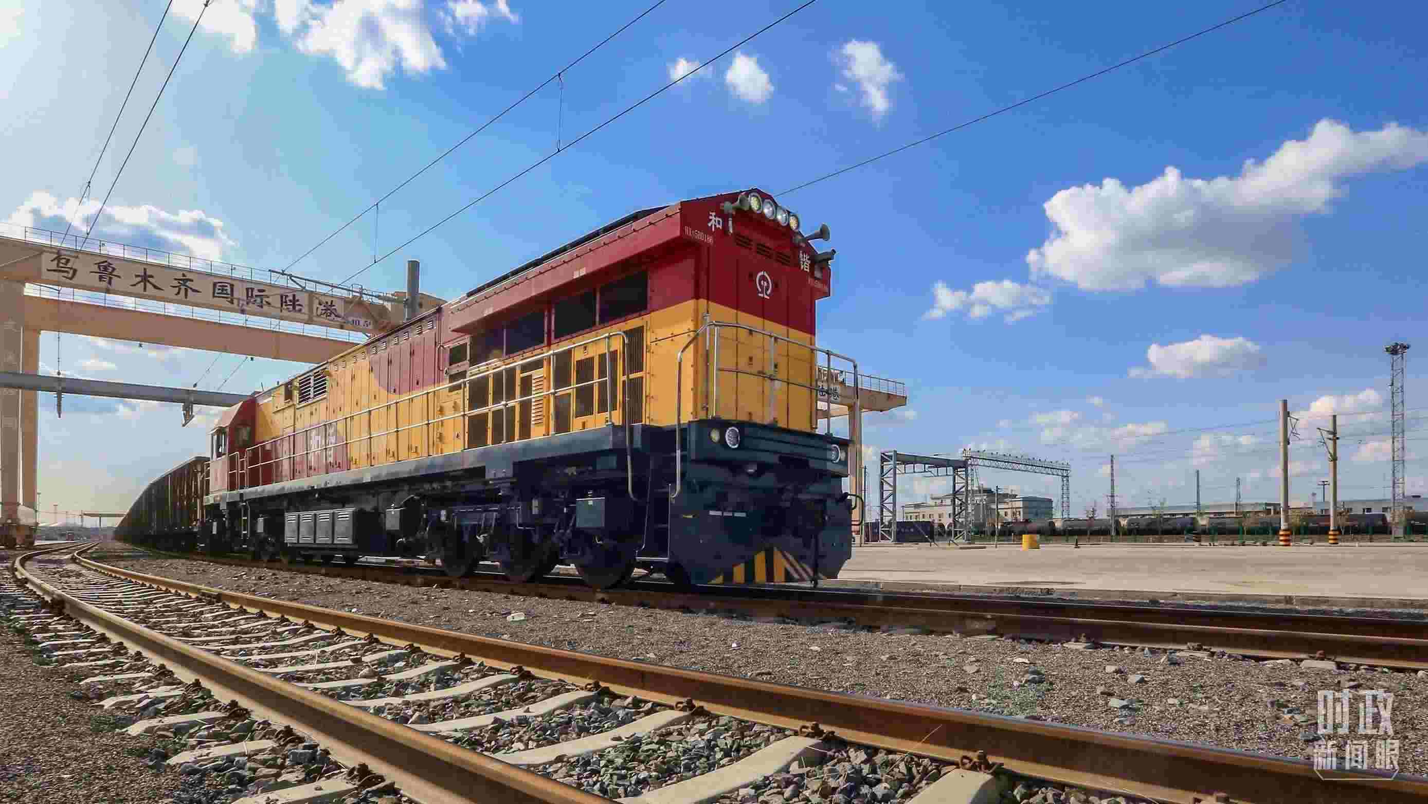 △2024年4月，烏魯木齊國(guó)際陸港區(qū)中歐班列“天山號(hào)”暢行絲路。（圖/視覺中國(guó)）