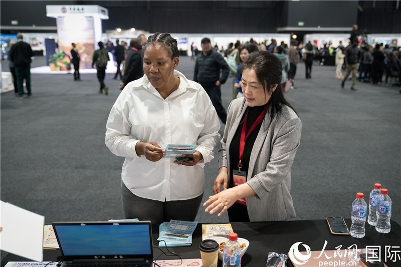 中企工作人員和當?shù)厍舐氄呓徽?。希拉茲攝