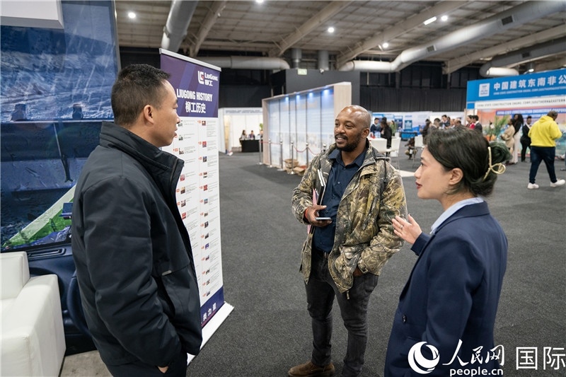 中企工作人員和當?shù)厍舐氄呓徽?。希拉茲攝