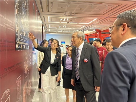 工作人員為泰國前副總理、泰中文化促進(jìn)委員會主席披尼講解展覽內(nèi)容。中國駐泰國大使館供圖