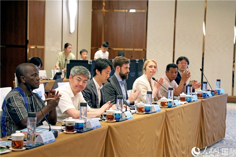 參加產(chǎn)業(yè)對接會的各國駐華使節(jié)。人民網(wǎng)記者趙益普攝