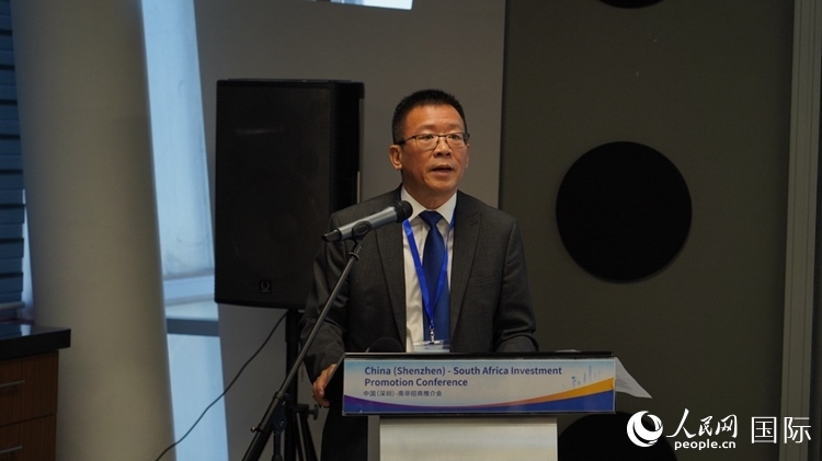 南非中國經(jīng)貿(mào)協(xié)會(huì)會(huì)長、中國銀行約翰內(nèi)斯堡分行行長張朝陽致辭。人民網(wǎng) 劉暢攝