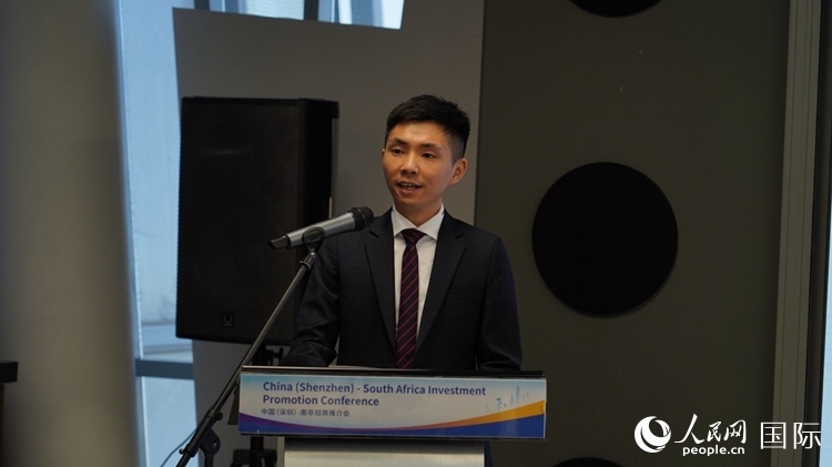 深圳市黃金珠寶首飾行業(yè)協(xié)會(huì)副會(huì)長李澤鋒介紹深圳市黃金珠寶產(chǎn)業(yè)發(fā)展情況。人民網(wǎng) 劉暢攝