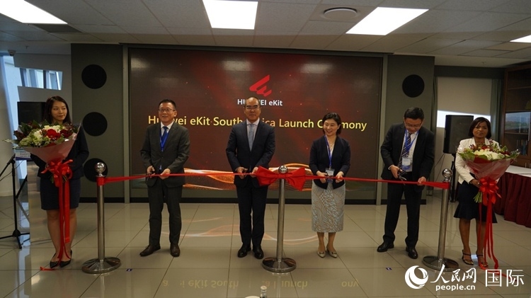 嘉賓出席華為分銷子品牌坤靈出海南非剪彩儀式。 人民網(wǎng) 劉暢攝