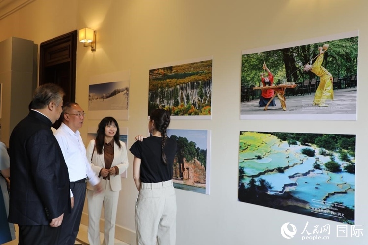 四川省文化和旅游廳副廳長王成平、墨西哥松林文化中心展覽部主任盧西亞·恩里克斯·岡薩雷斯·薩拉維亞、墨西哥中國文化中心主任石岳文參觀圖片展。拍攝者為墨西哥分社外籍雇員埃內(nèi)斯托·多明戈斯